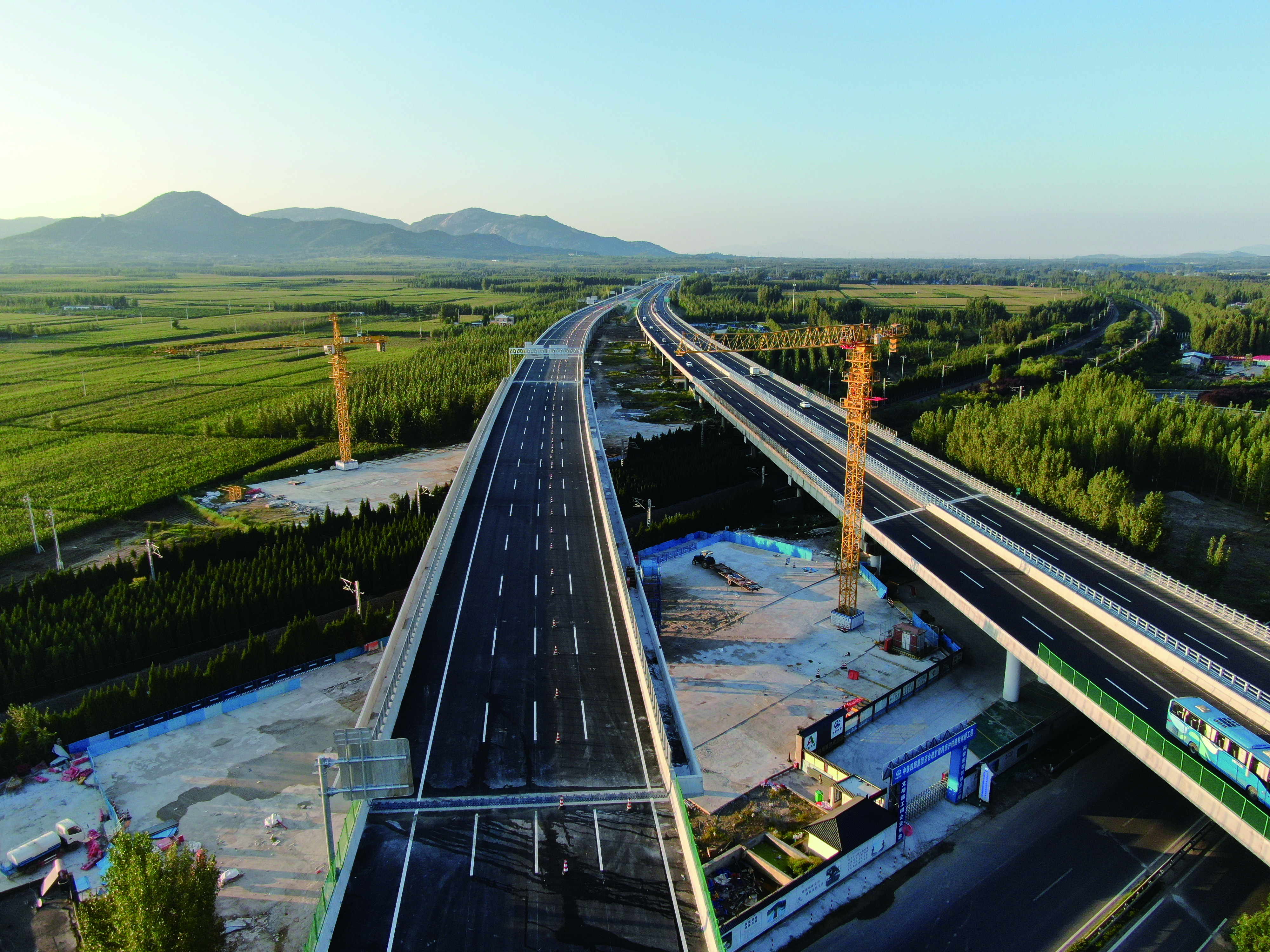 1742887412676607.jpg 京臺(tái)高速公路泰安至棗莊(魯蘇界)段改擴(kuò)建工程.jpg